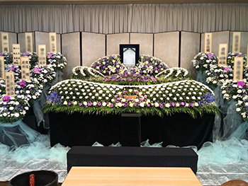 一般葬：花祭壇　65万円～